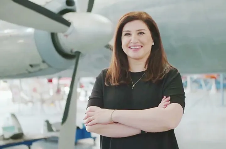 جایزه خدمات شایسته مهندسین کانادا در دست خانم مهندس ایرانی